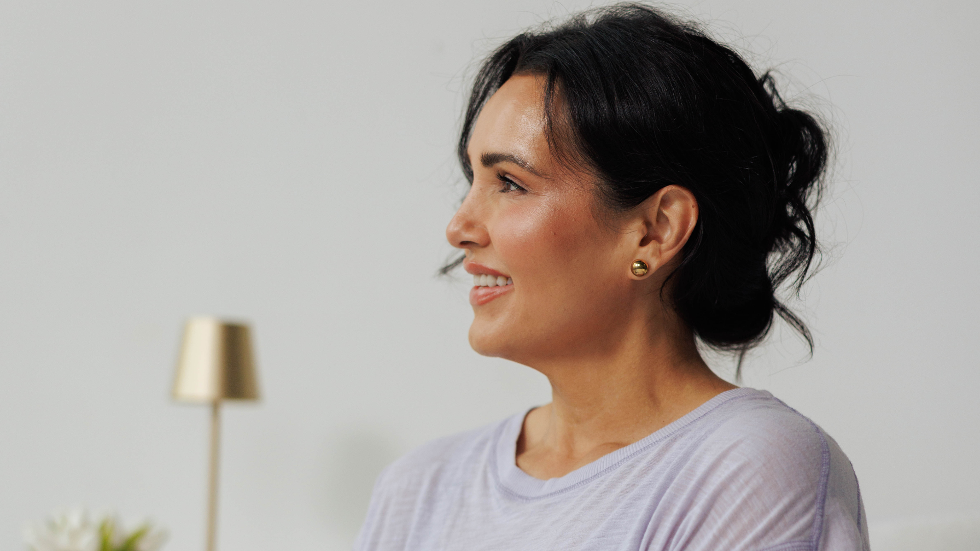 Woman wearing the Incora earrings to track her hormonal cycle, sleep, stress, fitness, and recovery